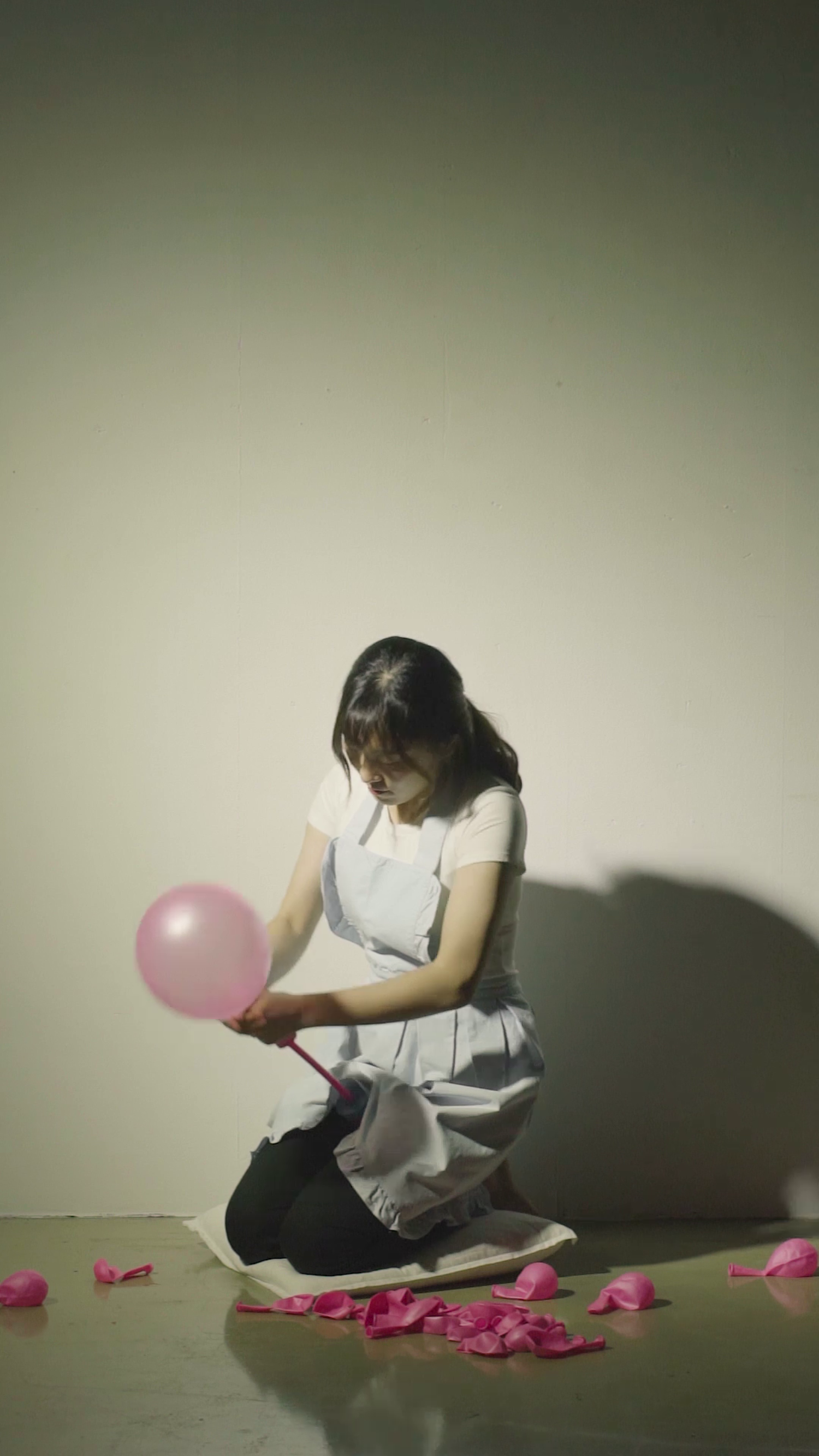 죽은 정물화(dead still life)_꽃, 뱀, 고깃덩어리 그리고 앞치마