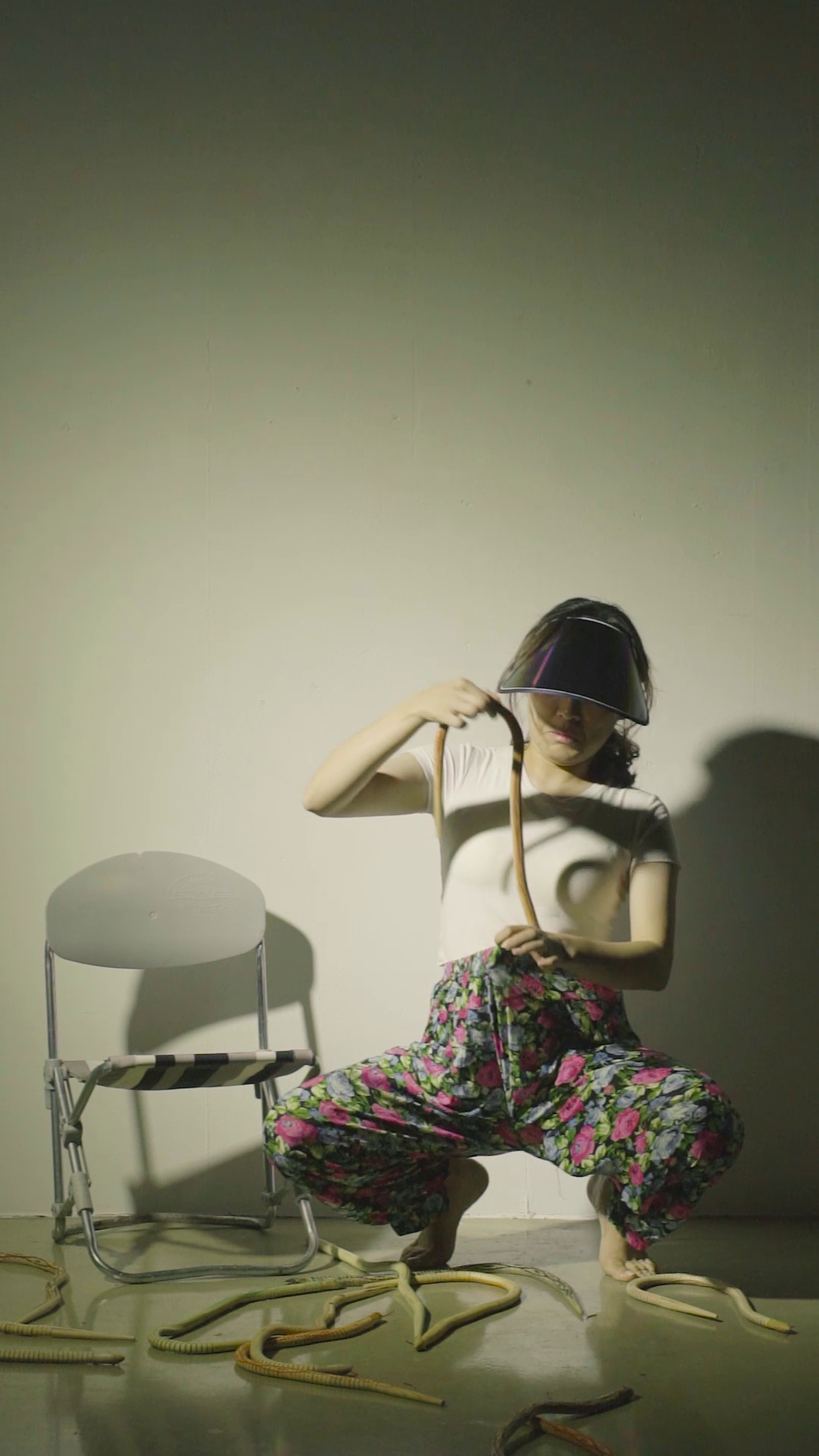죽은 정물화(dead still life)_꽃, 뱀, 고깃덩어리 그리고 앞치마
